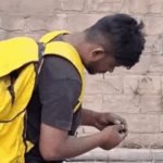 चंडीगढ़ में नशे में झूमते डिलीवरी बॉय का VIDEO:ढाई घंटे तक खड़ा रहा; आंखें बंद, मुंह में बीड़ी फंसी, लाइटर तक नहीं जला पाया