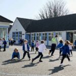 आयरलैंड में फोन-फ्री बचपन:‘ग्रेस्टोन्स’ कस्बे में पेरेंट्स और शिक्षकों ने लागू किया ‘नो फोन कोड’, 12 साल से पहले बच्चों को मोबाइल नहीं